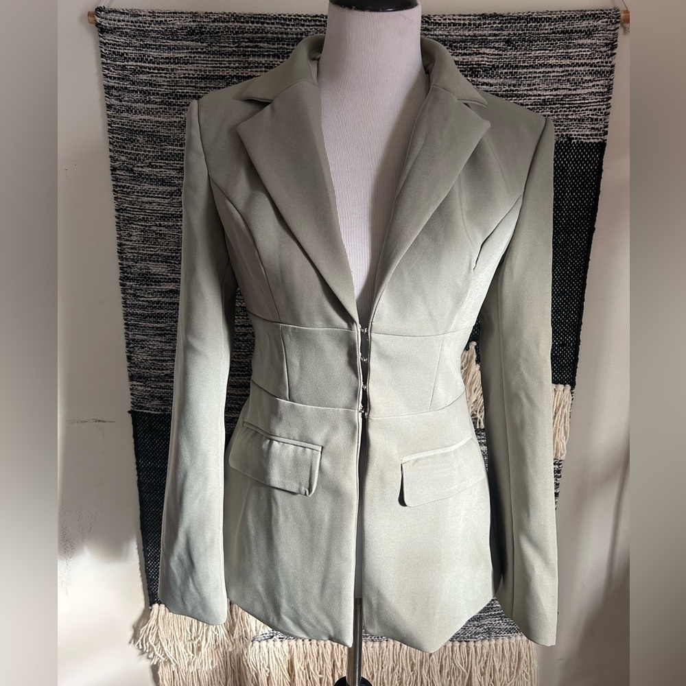 MISSGUIDED closure clasp front mint blazer size M NWT